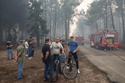 Populares e bombeiros juntos no combate às chamas no Pinhal de Leiria