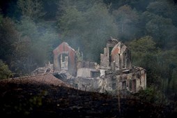 Habitação destruída pelo fogo na freguesia de Fraião em Braga