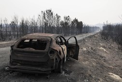 Carro destruído pelo incêndio de Vieira de Leiria, Marinha Grande 