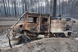 Carro dos bombeiros de Leiria destruído pelo incêndio no Pinhal de Leiria