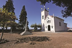 Vista exterior da Capela de Santo Isidoro no Monte Crasto