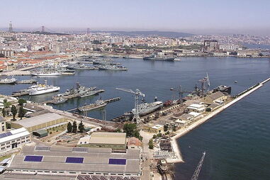 Arsenal do Alfeite fica paredes-meias com a Base Naval de Lisboa, onde o principal cliente, a Marinha, tem os navios