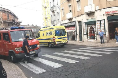 Local do atropelamento, na rua Angelina Vidal, em Lisboa. INEM prestou socorro às vítimas      