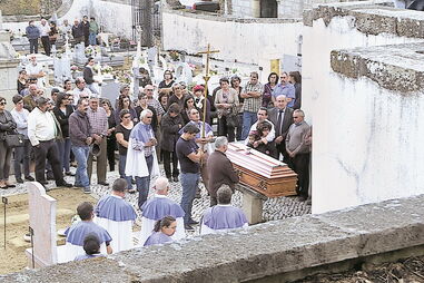 Funeral de Maria Rosa de Jesus, a primeira das vítimas dos fogos de domingo, foi realizado ontem e a cerimónia ficou marcada pela dor e sofrimento 