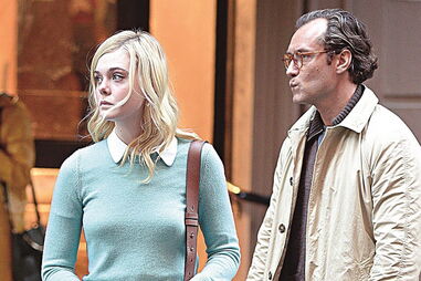 Elle Fanning e Jude Law numa cena de ‘Um Dia Chuvoso em Nova Iorque’   