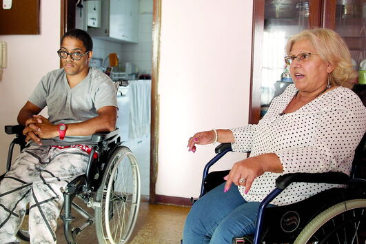 Paulo Monteiro, de 33 anos, e Maria do Carmo Francisco, de 57, vivem no 1º andar e deslocam-se em cadeira de rodas