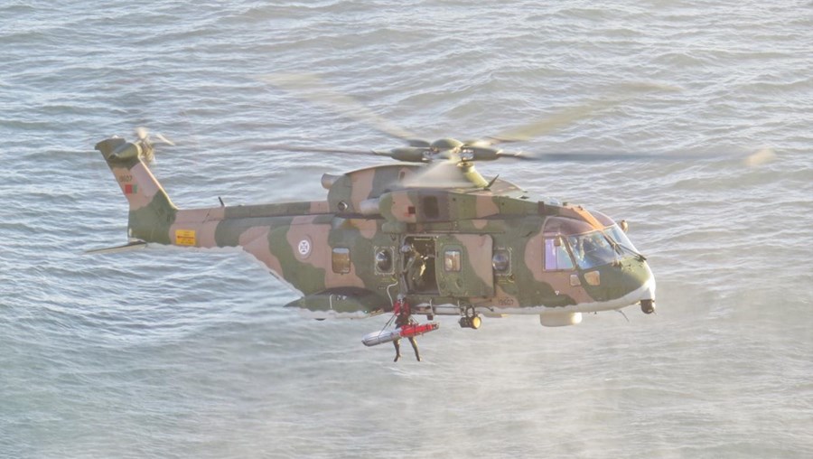 Helicóptero da Força Aérea em operações de resgate no mar.