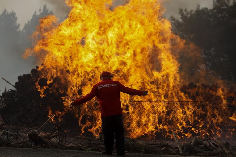 Bombeiros combatem chamas na aldeia de Moinho, no incêndio da Lousã