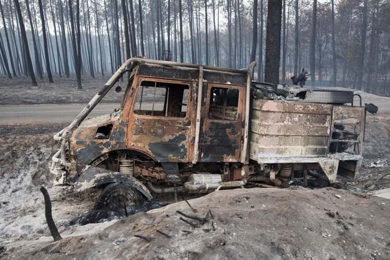 Carro dos bombeiros de Leiria destruído pelo incêndio no Pinhal de Leiria