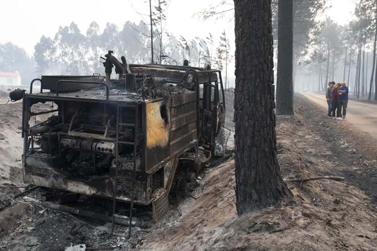Carro dos bombeiros destruído pelo incêndio 