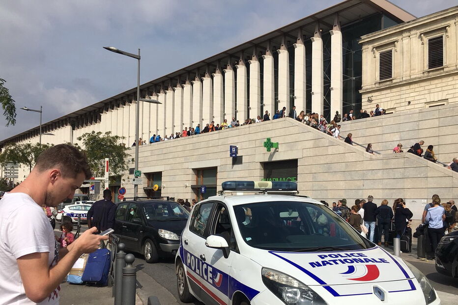 Homem abatido após ataque à faca em Marselha