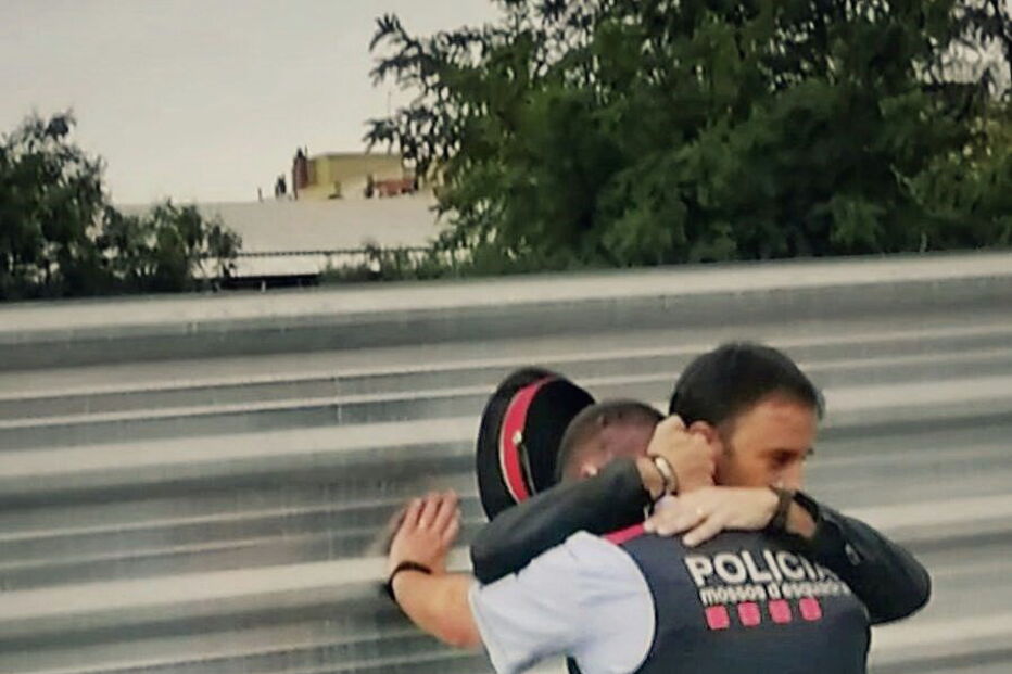 A imagem emocionante de um Mosso d'Esquadra a chorar no ombro de um civil, na Catalunha