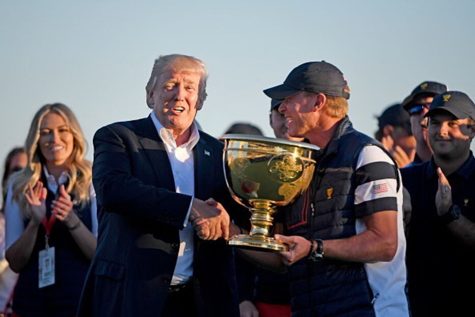Donald Trump dedica troféu de golfe a vítimas dos furacões 