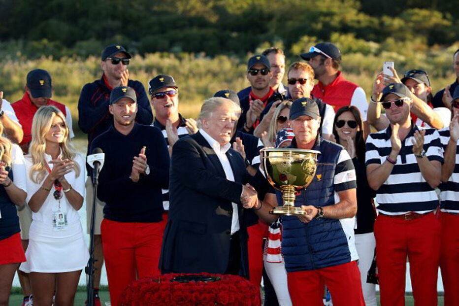 Donald Trump dedica troféu de golfe a vítimas dos furacões 