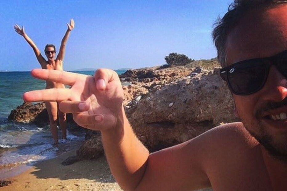 Casal pratica nudismo pelo mundo fora