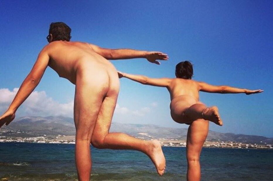 Casal pratica nudismo pelo mundo fora