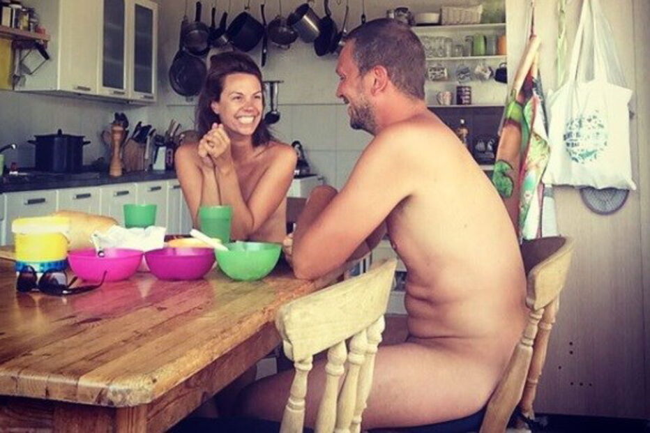 Casal pratica nudismo pelo mundo fora