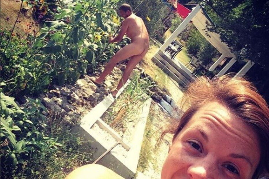 Casal pratica nudismo pelo mundo fora