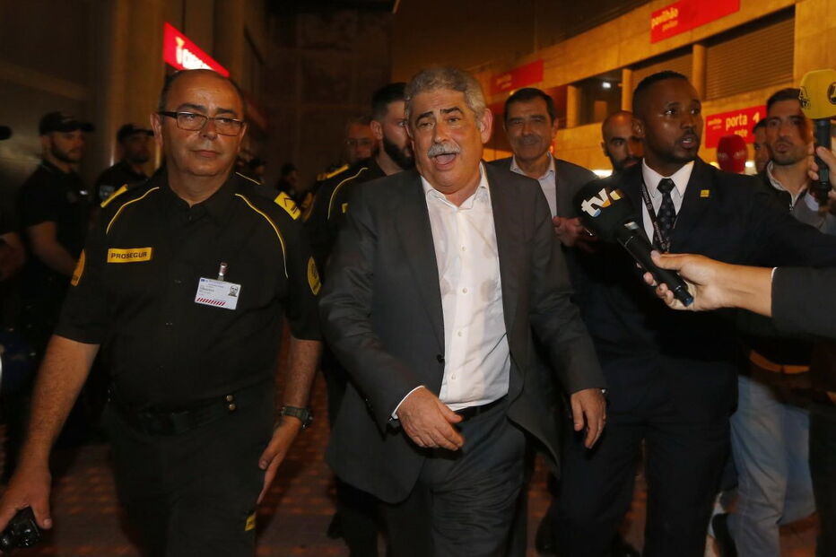 Luís Filipe Vieira foi alvo de várias vaias durante a última assembleia geral, mas acabou por sair ovacionado pelos associados    