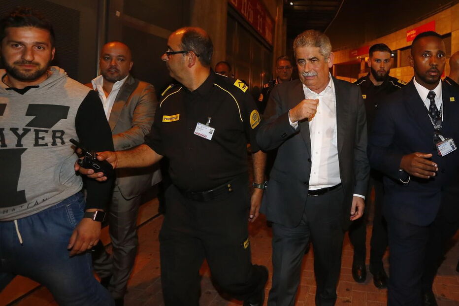Luís Filipe Vieira foi alvo de várias vaias durante a última assembleia geral, mas acabou por sair ovacionado pelos associados    