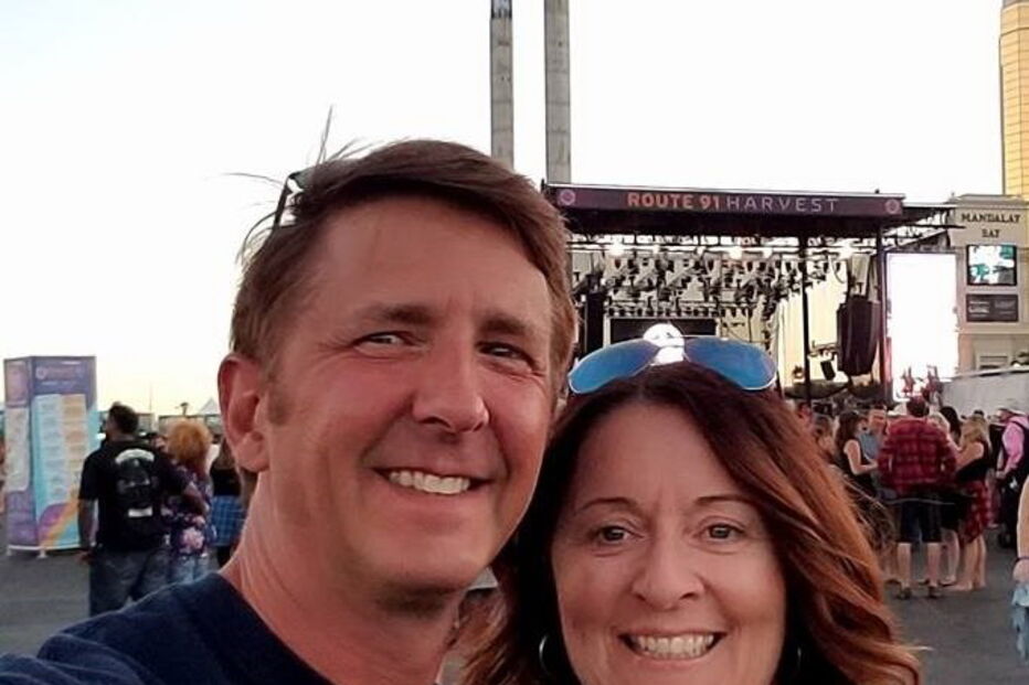 Denise Salmon Burditus partilhou esta foto com o marido minutos antes de morrer em Las Vegas