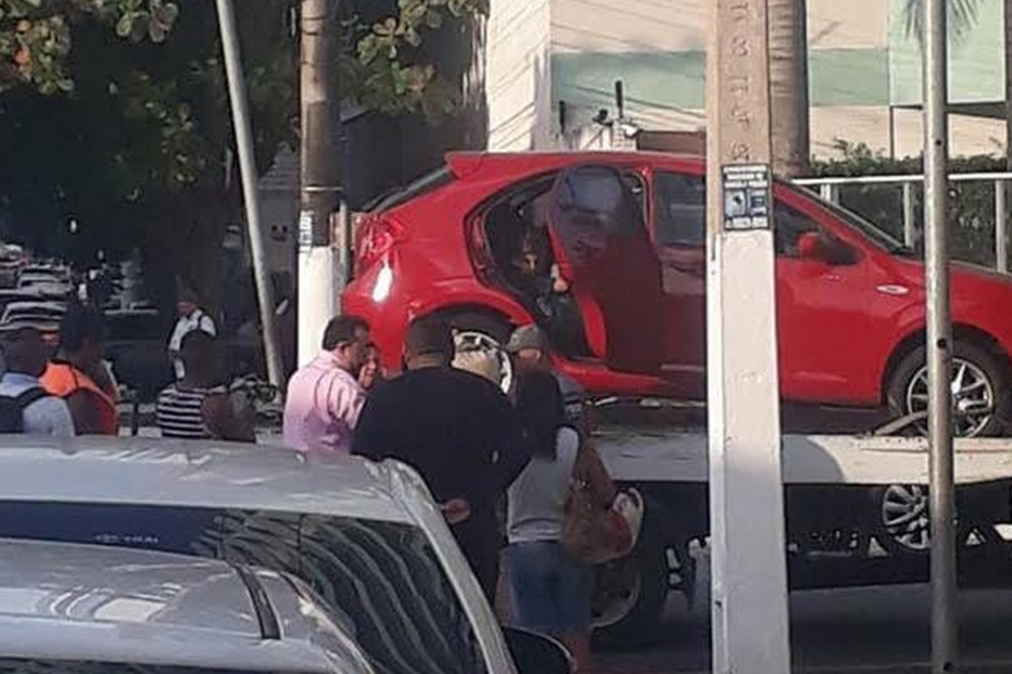 Carro rebocado no Brasil com menores dentro
