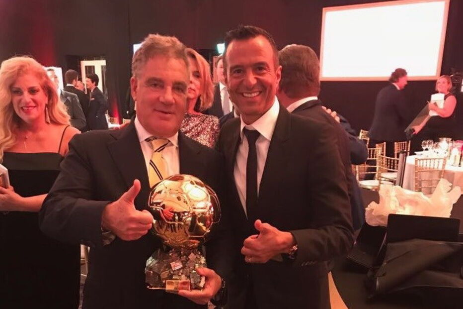Jorge Mendes com Idan Ofer, e a réplica da Bola de Ouro de Ronaldo