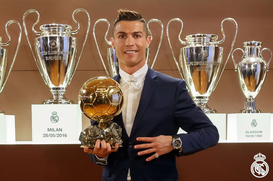 Ronaldo com a sua quarta Bola de Ouro, entregue em dezembro de 2016