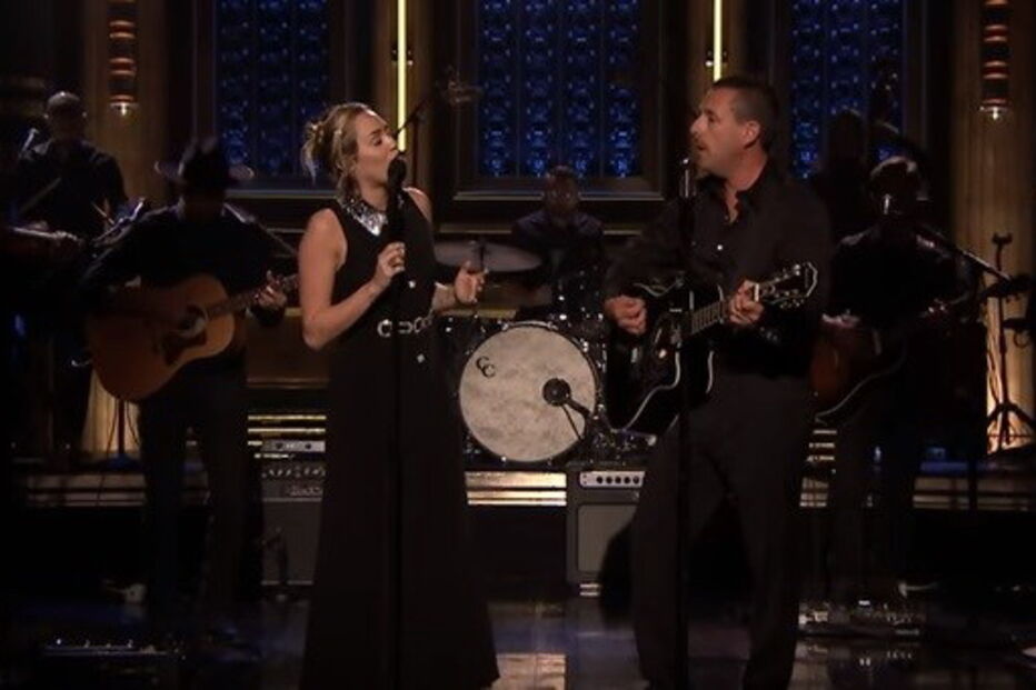 Miley Cyrus atuou com Adam Sandler