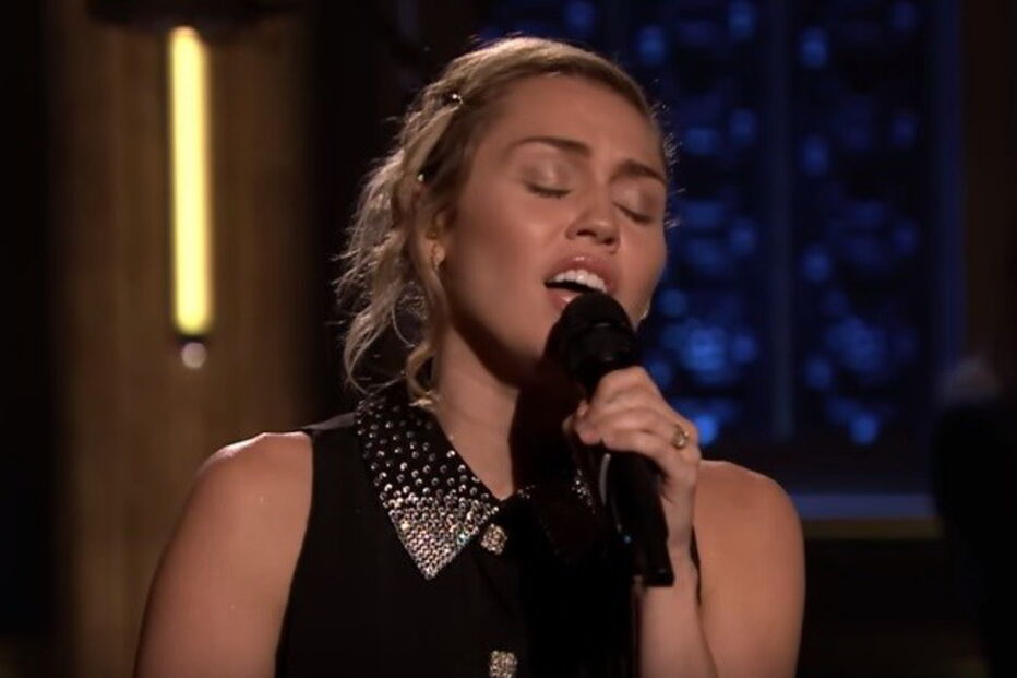 Miley Cyrus atuou com Adam Sandler