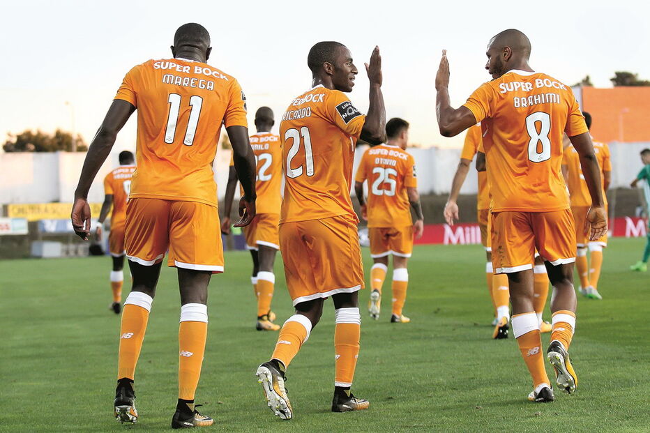 Ricardo Pereira e Brahimi estão a contas com problemas físicos