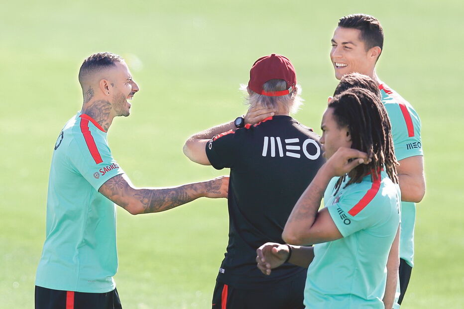 2017-10-03_23_43.03 Ricardo Quaresma (esq.) e Cristiano Ronaldo (dir.) bem-humorados no arranque dos trabalhos da Seleção Nacional.jpg