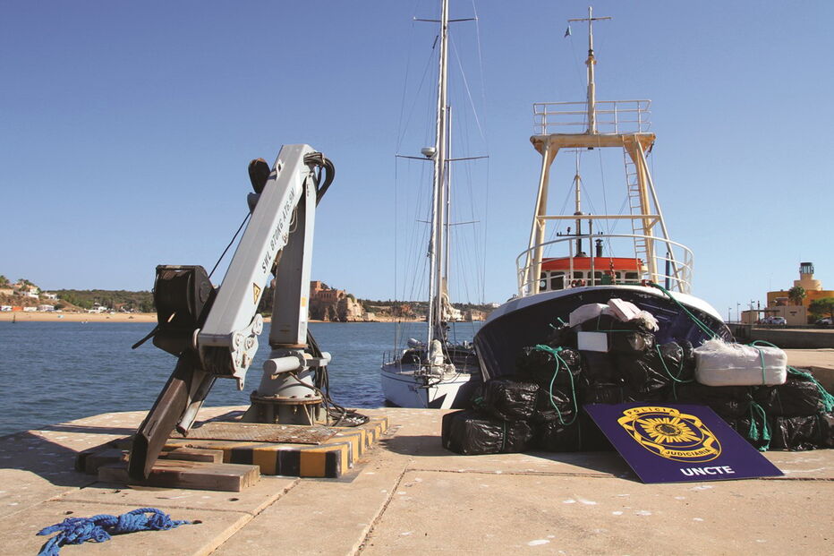 Cocaína estava a ser transportada dentro de um veleiro que foi rebocado para o Ponto de Apoio Naval de Portimão  