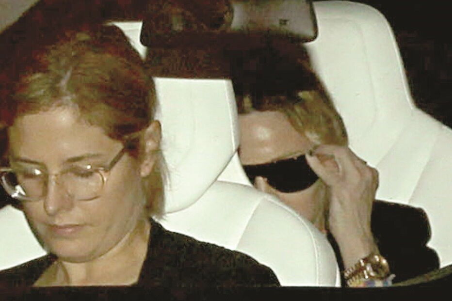 Carro da cantora, ontem, à saída do MAI, às 19h45. Reunião durou uma hora