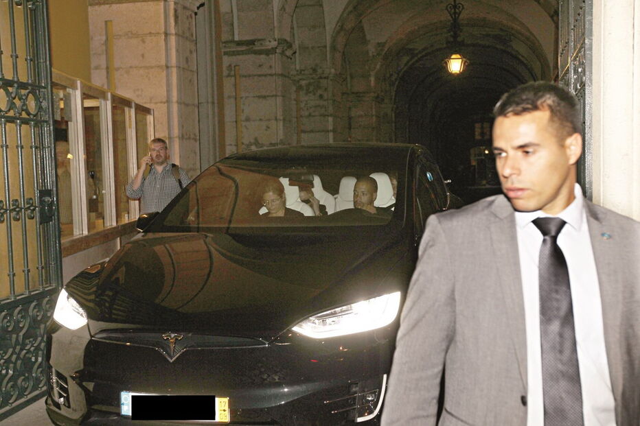 Carro da cantora, ontem, à saída do MAI, às 19h45. Reunião durou uma hora