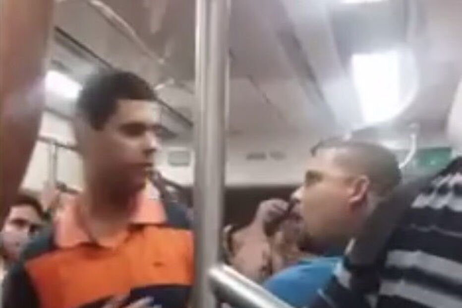 Masturba-se no elétrico e é preso