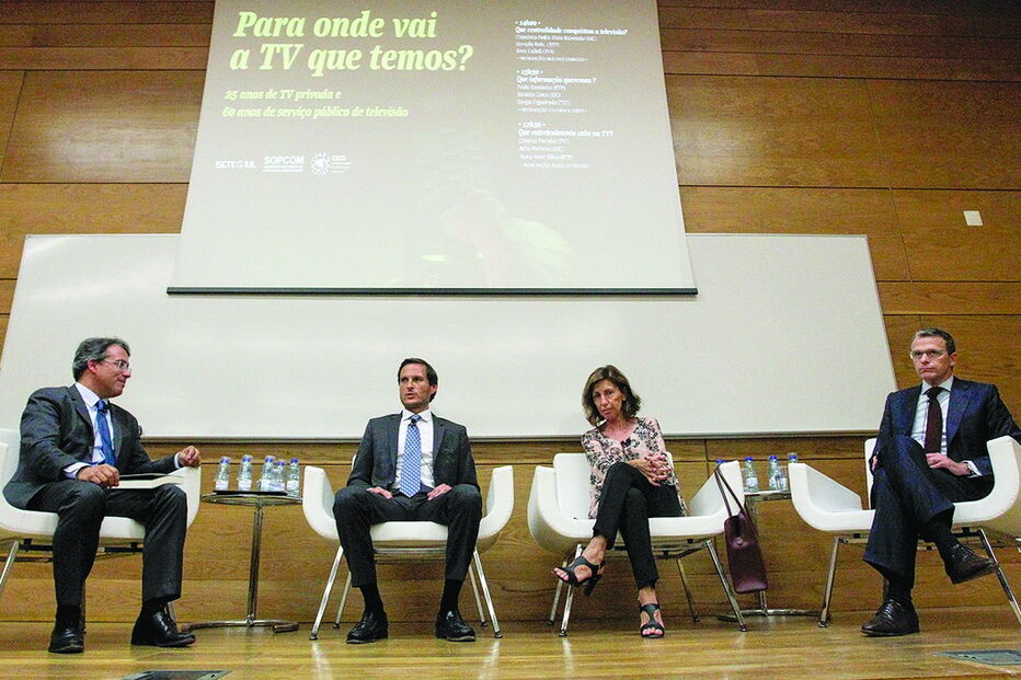Moderador Gustavo Cardoso, Francisco Pinto Balsemão, Rosa Cullell e Gonçalo Reis, ontem na conferência  