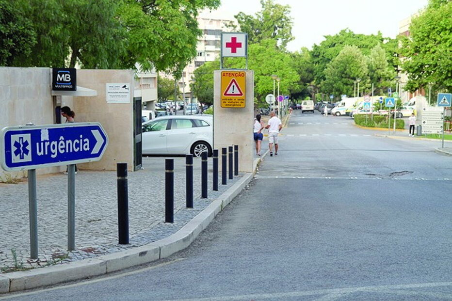 Idosa levada para hospital de Faro