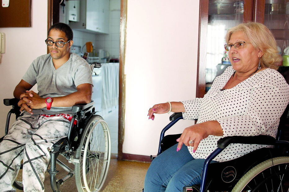 Paulo Monteiro, de 33 anos, e Maria do Carmo Francisco, de 57, vivem no 1º andar e deslocam-se em cadeira de rodas