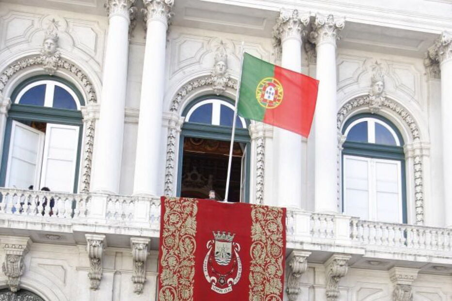 Bandeira de Portugal hasteada ao contrário no dia 5 de outubro de 2012