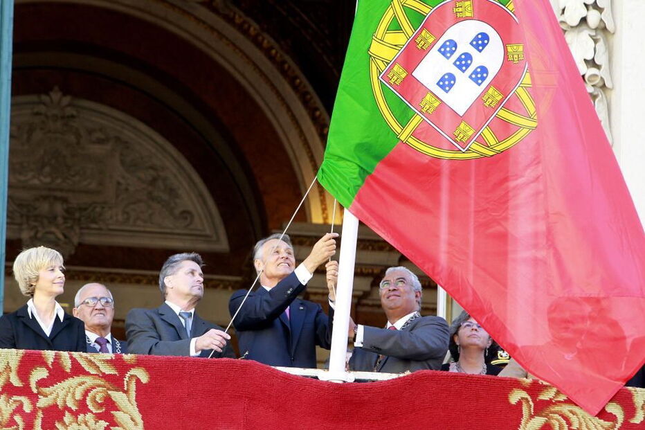 Bandeira de Portugal hasteada ao contrário no dia 5 de outubro de 2012