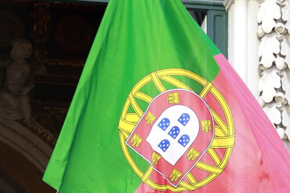Bandeira de Portugal hasteada ao contrário no dia 5 de outubro de 2012