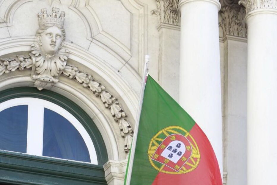 Bandeira de Portugal hasteada ao contrário no dia 5 de outubro de 2012