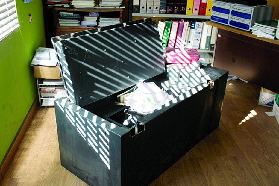 Cofre foi cortado com rebarbadora