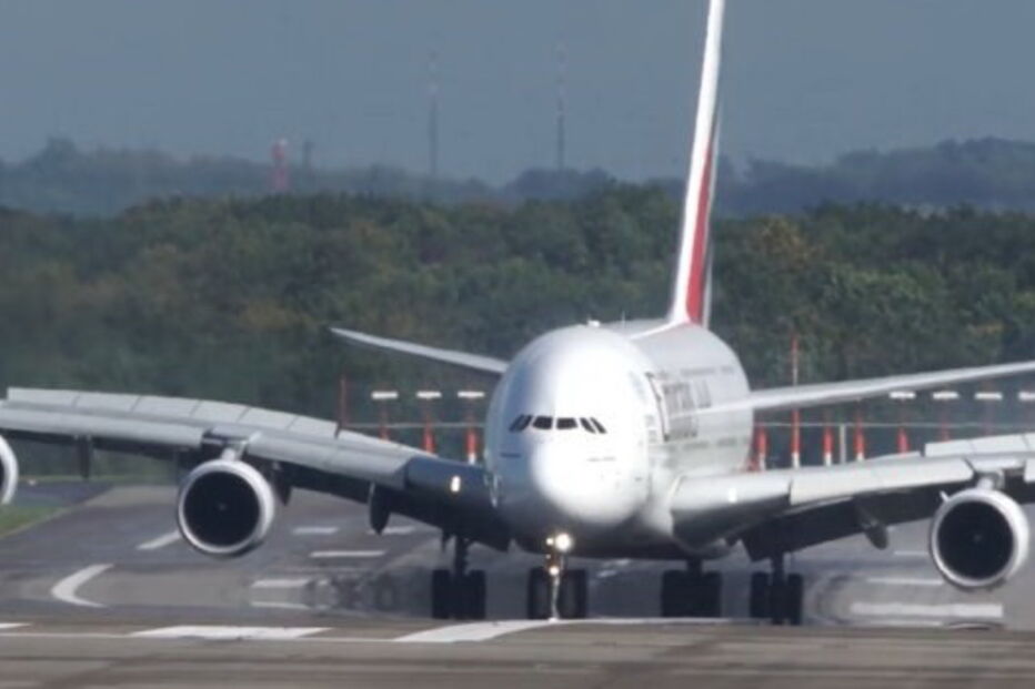 Avião da Emirates desliza na pista