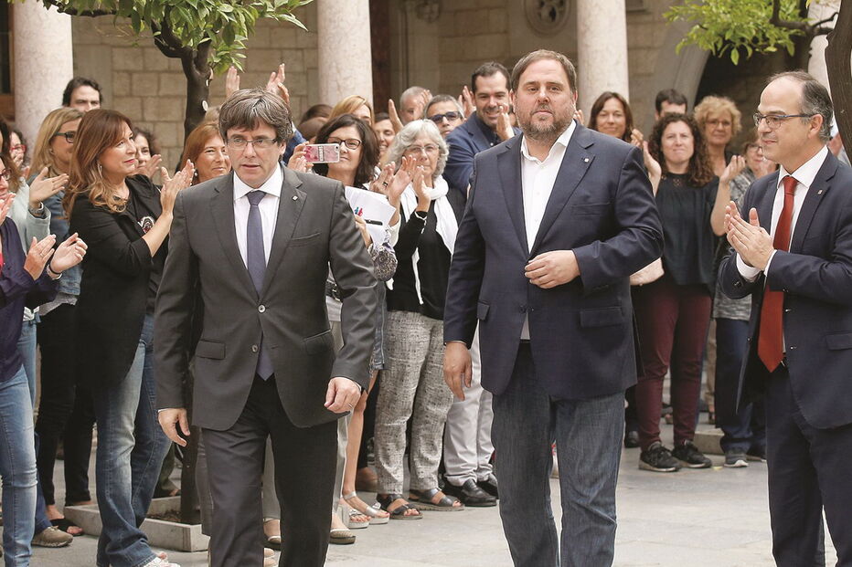 Carles Puigdemont vai ao parlamento catalão na terça-feira, depois de o Tribunal Constitucional ter proibido a sessão marcada para o dia anterior  