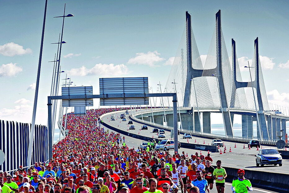 Milhares de pessoas participam todos os anos na meia e mini maratona de Lisboa, na Ponte Vasco da Gama 