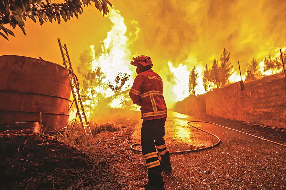 Chamas continuam a não dar tréguas aos bombeiros e a ameaçar habitações 