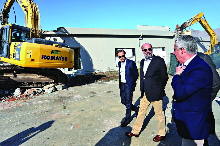 Ministro do Ambiente, João Pedro Matos Fernandes, (ao centro)  visitou o início da demolição do edifício ‘Maresia’  
