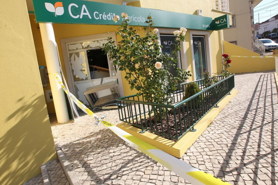 A caixa multibanco do Crédito Agrícola de Arranhó, Arruda dos Vinhos, foi assaltada